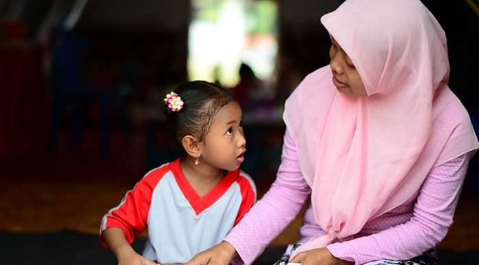 Tips Bersama Anak di Rumah Selama Wabah Covid-19 Anak bersama orangtua