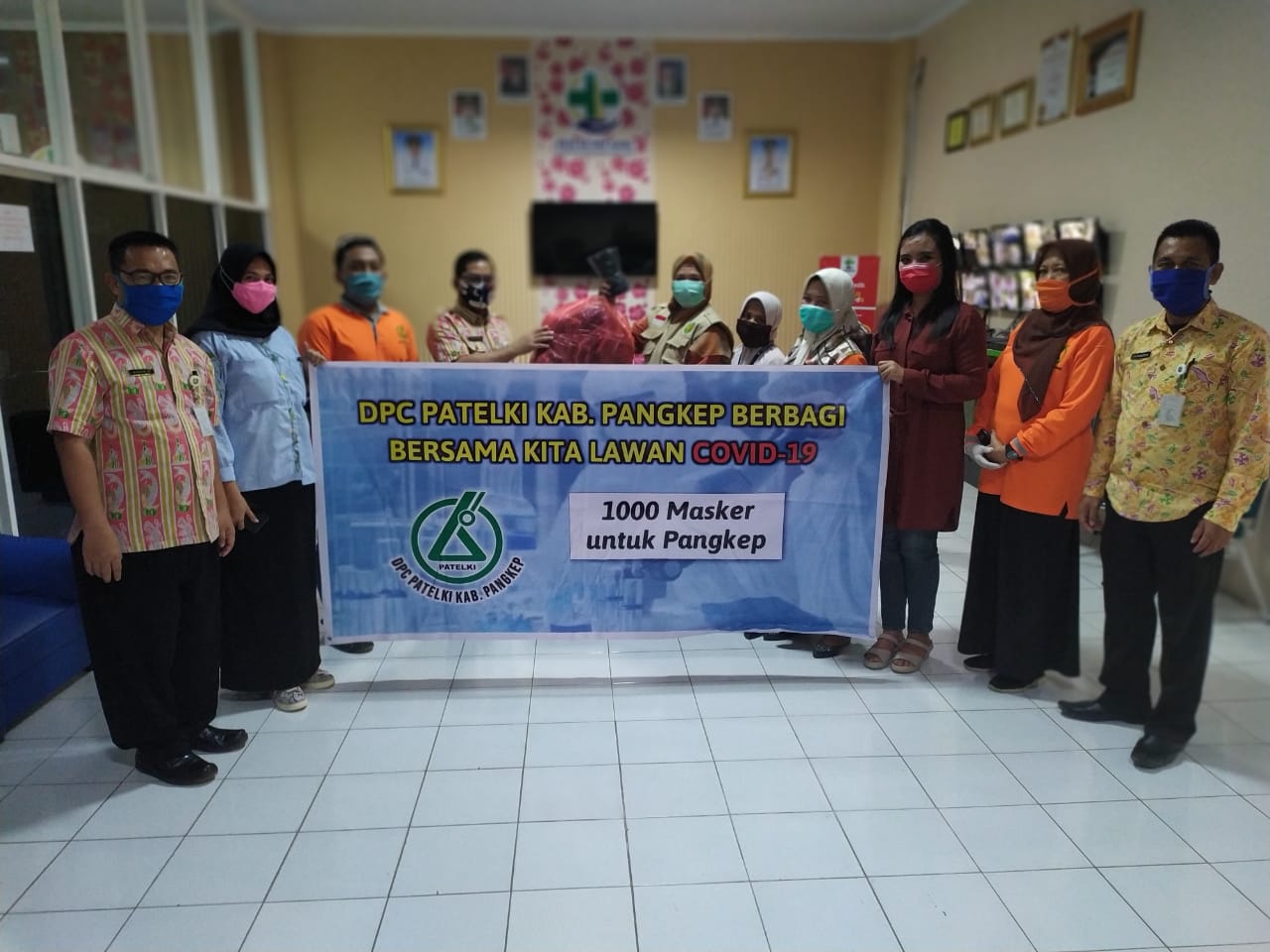 Persatuan Tenaga Laboratorium Kesehatan Indonesia Bagikan Masker di Pasar Tradisional Segeri