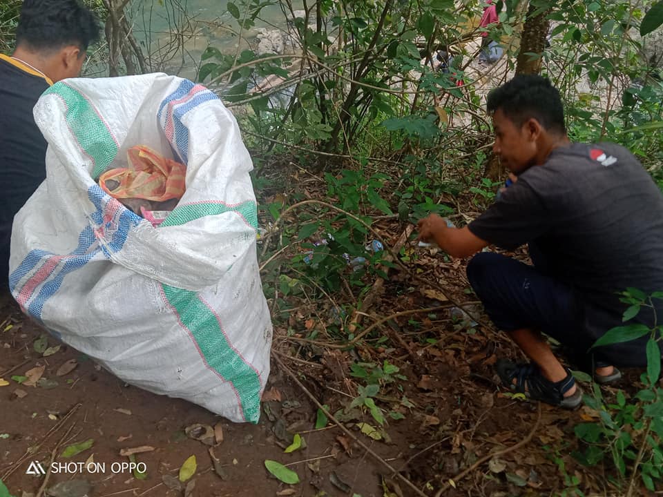 Ancaman Sampah Plastik di Wisata Air Terjun Golla