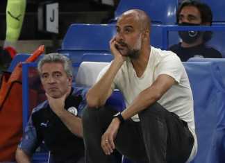 Ekspresi kekecewaan manajer Manchester City, Pep Guardiola (depan) pada laga Liga Inggris 2019/2020 kontra Chelsea di Stamford Bridge, London, Jumat (26/6/2020) dini hari WIB. [PAUL CHILDS / POOL / AFP]