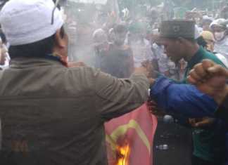 Massa aksi di depan Gedung DPR RI, Senayan, Jakarta, bakar bendera PKI. (Suara.com/Yosea Arga)