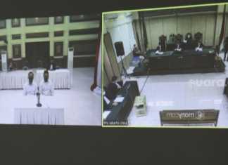 Terdakwa kasus penyiraman air keras terhadap peyidik senior KPK Novel Baswedan, Ronny Bugis (kiri) dan Rahmat Kadir Mahulette (kanan) mengikuti sidang tuntutan secara virtual di Pengadilan Negeri Jakarta Utara, Kamis 11 Juni 2020. [Suara.com/Angga Budhiyanto]