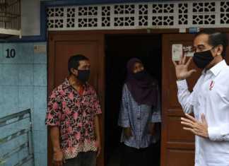 Presiden Joko Widodo (kanan) berbincang dengan warga saat meninjau proses distribusi sembako tahap ketiga bagi masyarakat kurang mampu dan terdampak COVID-19 di kawasan Johar Baru, Jakarta Pusat, Senin (18/5). [ANTARA FOTO/Sigid Kurniawan]