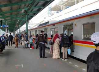 Penampakan penumpang KRL di Stasiun Manggarai. (Suara.com/Bagaskara).