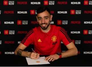 Bruno Fernandes meneken kontrak resmi bergabung dengan Manchester United. (Screenshot Twitter @ManUtd)