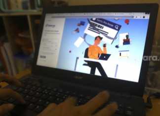 Warga mengisi formulir pendaftaran Kartu Pra Kerja secara online di tempat tinggalnya di kawasan Jati Padang, Jakarta, Kamis (16/4). [Suara.com/Angga Budhiyanto]