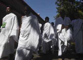 Jemaah calon haji asal Bangkalan mengikuti kegiatan pendalaman manasik haji di Asrama Haji Sukolilo, Surabaya, Jawa Timur, (suara.com).