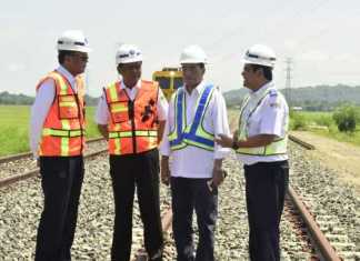 Menteri Perhubungan Republik Indonesia, Budi Karya Sumadi didampingi Gubernur Sulsel Prof Nurdin Abdullah meninjau progres pembangunan jalur Kereta Api (KA) Lintas Makassar-Parepare, bersama Gubernur Sulsel Prof Nurdin Abdullah, Rabu 20 Maret 2019. /Nasruddin