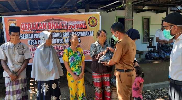 Polisi Resort  Pangkep melalui Satuan Intelkam memberikan sembako dan masker ke masyarakat Desa Punrangan, Kecamatan Marang, Kabupaten Pangkep, Sulawesi Selatan. Selasa 9 Juni 2020. (Ist).