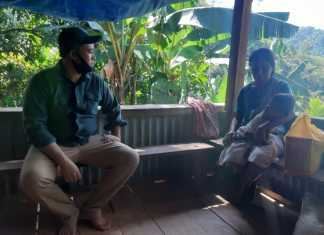 Ketua Dewan Perwakilan Rakyat Daerah (DPRD) Kabupaten Pangkep, Muhammad Yusran Lalogau (MYL) membawakan bantuan pada Jumriani(5) penderita gizi buruk di Dusun Tabo-tabo Selatan, Desa Tabo-tabo Kecamatan Bungoro.