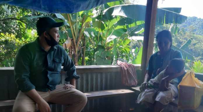 Ketua Dewan Perwakilan Rakyat Daerah (DPRD) Kabupaten Pangkep, Muhammad Yusran Lalogau (MYL) membawakan bantuan pada Jumriani(5) penderita gizi buruk di Dusun Tabo-tabo Selatan, Desa Tabo-tabo Kecamatan Bungoro.