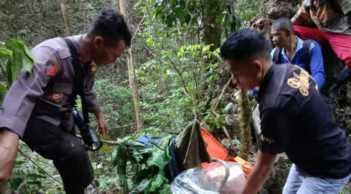 Polisi Resort Pangkep mengevakuasi kerangka manusia yang ditemukan petani di gunung Borong Natoa, Dusun Parangluara Desa Bantimurung Kecamatan Tondong Tallasa.