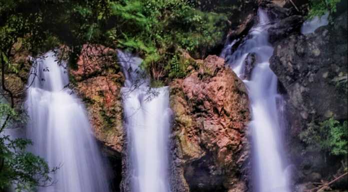Ancaman Sampah Plastik di Wisata Air Terjun Golla Wisata air terjun  Golla Desa Tondongkura. (@HoneyniaMksr/facebook).