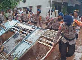 Satuan Brimob Polda Sulawesi Selatan mengirimkan 99 personel ke lokasi banjir bandang di Kabupaten Bantaeng