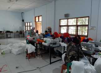 Balai Latihan Kerja (BLK) Kabupaten Pangkep memproduksi alat pelindung diri (APD) baju hazmat