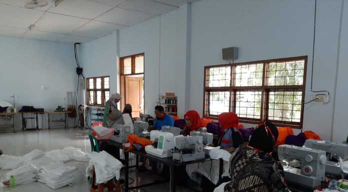 Balai Latihan Kerja (BLK) Kabupaten Pangkep memproduksi alat pelindung diri (APD) baju hazmat