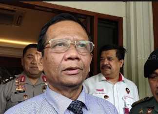 Menkopolhukam Mahfud MD saat ditemui wartawan di kantornya. (Suara.com/Ria Rizki).