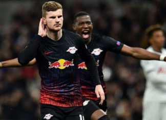 Penyerang RB Leipzig, Timo Werner (kiri) merayakan golnya ke gawang Tottenham Hotspur pada laga Liga Champions 2019/2020 di Tottenham Hotspur Stadium, London, Kamis (20/2/2020) dini hari WIB. [Glyn KIRK / IKIMAGES / AFP]