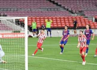 elandang Atletico Madrid Saul Niguez (kedua kanan) merayakan golnya ke gawang Barcelona dari titik penalti dalam lanjutan Liga Spanyol di Camp Nou. LLUIS GENE / AFP