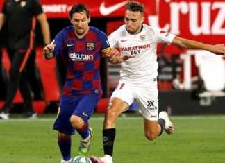 Megabintang Barcelona Lionel Messi (kiri) menggiring bola dikawal ketat penyerang sayap Sevilla Munir El Haddadi dalam laga lanjutan Liga Spanyol tanpa penonton karena pandemi COVID-19 di Stadion Ramon Sanchez Pizjuan, Sevilla, Spanyol, Jumat (19/6/2020) waktu setempat. (ANTARA/REUTERS/Marcelo del Pozo)