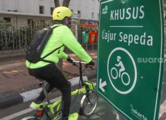 Warga bersepeda di lajur khusus sepeda Jl. MH Thamrin, Jakarta Pusat, Rabu (1/7). [Suara.com/Alfian Winanto]