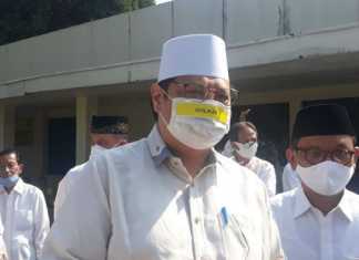 Ketum Partai Golkar Airlangga Hartarto usai mengikuti Salat Idul Adha, Jumat (31/7/2020). [Suara.com/Novian Ardiansyah]