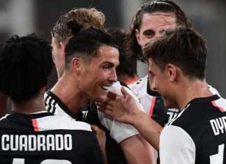 Bintang Juventus Cristiano Ronaldo merayakan golnya dengan Paulo Dybala saat menghadapi Genoa dalam lanjutan Liga Italia di Luigi-Ferraris stadium. Miguel MEDINA / AFP