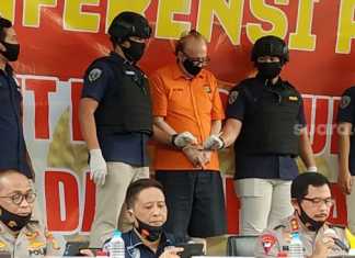 Direktorat Reserse Kriminal Umum Polda Metro Jaya mengungkap kasus eksploitasi secara ekonomi dan atau seksual (child sex groomer) terhadap 305 anak di bawah umur yang dilakukan seorang warga negara Perancis bernama Francois Abello Camille alias FAC (65). (Suara.com/M. Yasir)
