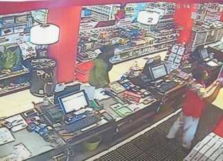 Editor Metro TV Yodi Prabowo beli pisau. (Suara.com/Bagaskara)