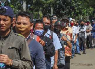 Antrian warga untuk mendaftar perpanjangan SIM di Pelayanan SIM Keliling Masjid At-Tin, Jakarta Timur, Kamis (4/6). [Suara.com/Alfian Winanto]