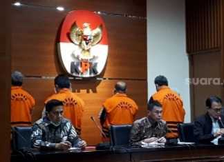 KPK menetapkan Bupati Kutai Timur Ismunandar sebagai tersangka kasus dugaan korupsi Infrastruktur di lingkungan Kabupaten Kutai Timur, Kalimantan Timur tahun 2019-2020, Jumat (3/7/2020). (Suara.com/Welly Hidayat)