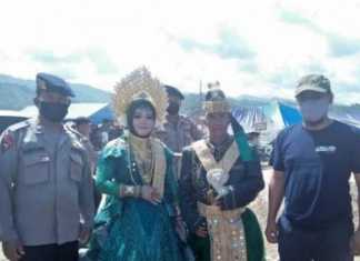 Pernikahan Arwin dan Wanti Anastasya yang digelar di tenda pengungsian korban banjir Luwu Utara, Sulsel, Kamis (23/7/2020). [Ist]