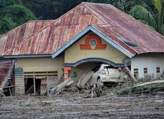 Rumah dan kendaraan warga di Dusun Radda rusak parah akibat banjir bandang yang terjadi di Kabupaten Luwu Utara Senin, 13 Juli 2020.