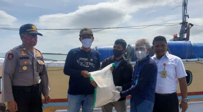 Pemerintah Kabupaten Pangkep, melakukan pengiriman beras melalui program bantuan pangan non tunai (BPNT) sembako untuk warga di Kecamatan Liukang Tangaya.