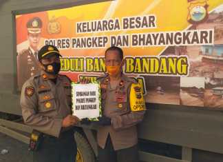 Polisi Resort Kabupaten Pangkep dan Bhayangkari cabang Pangkep, memberikan bantuan logistik pada masyarakat yang terdampak bencana banjir bandang di Kabupaten Luwu Utara Sulawesi Selatan.(Ist).
