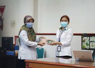 Sebanyak 4.404 lembar alat pelindung diri (APD) masker dibagikan perusahaan PT Semen Tonasa pada karyawan dan karyawatinya, Selasa 21 Juli 2020 kemarin. (Humas ST).