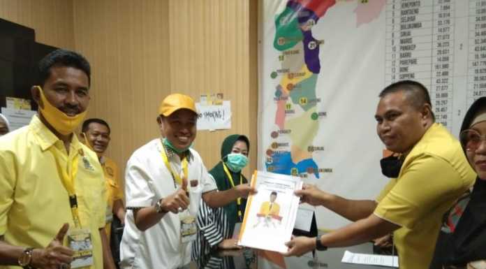 Senin, 21 Juli 2020 Ketua DPD II Golkar Pangkep, Syamsuddin A Hamid mengembalikan formulir pendaftaran di sekretariat kantor Golkar Sulsel di jalan Bontolempangan Makassar untuk ikut dalam pemilih ketua DPD I Sulsel. (Ist).