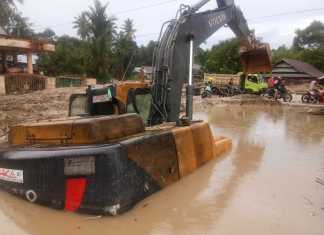 Alat berat tenggelam di area lumpur di lokasi bencana banjir bandang Dusun Radda, Kabupaten Luwu Utara, Sulawesi Selatan, Sabtu, 18 Juli 2020.(Badauni AP/pangkep.terkini.id).