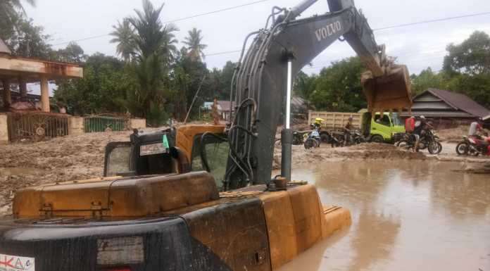 Pencarian Korban, TRC BPBD Pangkep Temukan Satu Jenasah di Lokasi Banjir Bandang Masamba Alat berat tenggelam di area lumpur di lokasi bencana banjir bandang Dusun Radda, Kabupaten Luwu Utara, Sulawesi Selatan, Sabtu, 18 Juli 2020.(Badauni AP/pangkep.terkini.id).