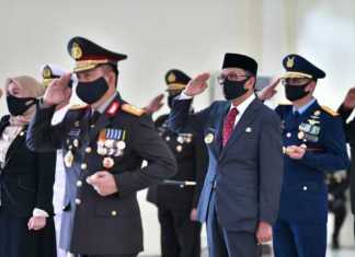 Gubernur Sulawesi Selatan (Sulsel) Nurdin Abdullah, menghadiri peringatan Hari Bhayangkara Ke-74 tahun di Mapolda Sulsel, Rabu 1 Juli 2020