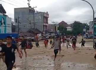 Warga Luwu Utara berlarian diterjang banjir bandang. (Foto: Ist)
