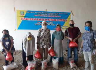 Pemerintah Kelurahan Mappasaile Kecamatan Pangkajene Kabupaten Pangkep, membagikan paket bantuan bahan pokok bagi warga Mappasaile yang belum pernah menerima bantuan dari pemerintah. (Ist).