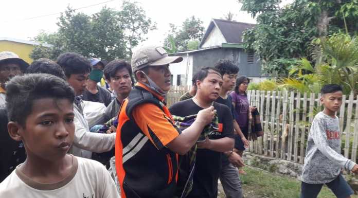 Tim Reaksi Cepat (TRC) Badan Penanggulangan Bencana Daerah (BPBD) Kabupaten Pangkep mengevakuasi satu korban tenggelam di kampung Bawang Lompoa Kelurahan Labbakkang Kabupaten Pangkep, Sulawesi Selatan. (Ist).