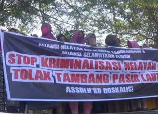 Sejumlah nelayan Pulau Kodingareng menggelar aksi solidaritas memberikan dukungan terhadap tiga nelayan yang diperiksa di Kantor Ditpolairud di Jalan Pasar Ikan, Kota Makassar, Senin 3 Agustus 2020. (terkini.id)