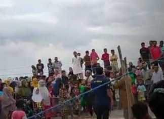 Aksi nelayan Kodingareng Makassar yang diduga melakukan perobekan amplop yang diberikan dari perusahaan tambang pasir. (Ist)