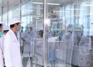 Presiden Joko Widodo meninjau kesiapan dan fasilitas produksi vaksin dan antisera Bio Farma di Bandung, Selasa 11 Agustus 2020 / Biro Pers, Media, dan Informasi Sekretariat Presiden