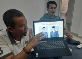 Ketua tim pemenangan bakal calon pasangan bupati dan wakil bupati Kabupaten Pangkep Muhammad Yusran Lalogau dan Syahban Sammana (MYL-SS), Arfan Tualle memperlihatkan foto yang akan dipakai pada kertas suara  MYL-SS. Senin, 3 Agustus 2020.(Badauni AP/pangkep.terkini.id).