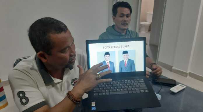 Ketua tim pemenangan bakal calon pasangan bupati dan wakil bupati Kabupaten Pangkep Muhammad Yusran Lalogau dan Syahban Sammana (MYL-SS), Arfan Tualle memperlihatkan foto yang akan dipakai pada kertas suara  MYL-SS. Senin, 3 Agustus 2020.(Badauni AP/pangkep.terkini.id).