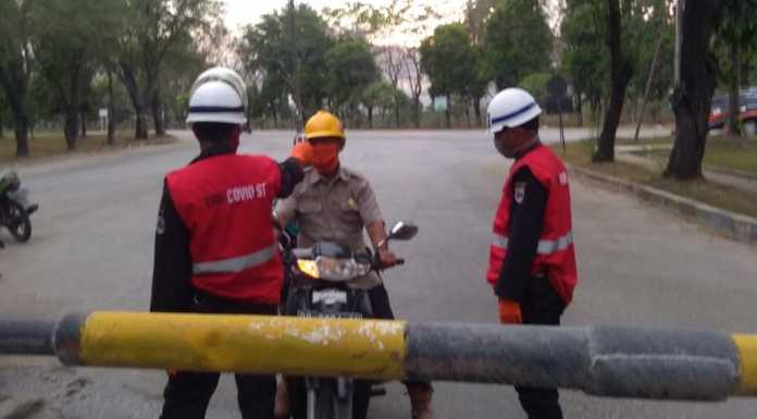 Pemeriksaan suhu tubuh di tengah pandemi Covid-19 yang dilakukan lingkungan perusahaan PT Semen Tonasa/(Humas ST).