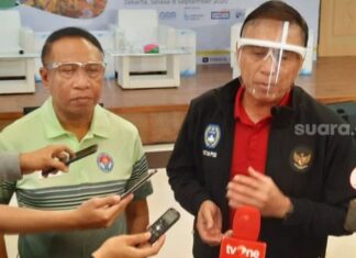 Ketua Umum PSSI, Mochamad Iriawan (kanan) bersama Menpora Zainudin Amali saat ditemui di Gedung Kemenpora, Jakarta, Selasa (8/9/2020). [Suara.com / Adie P]